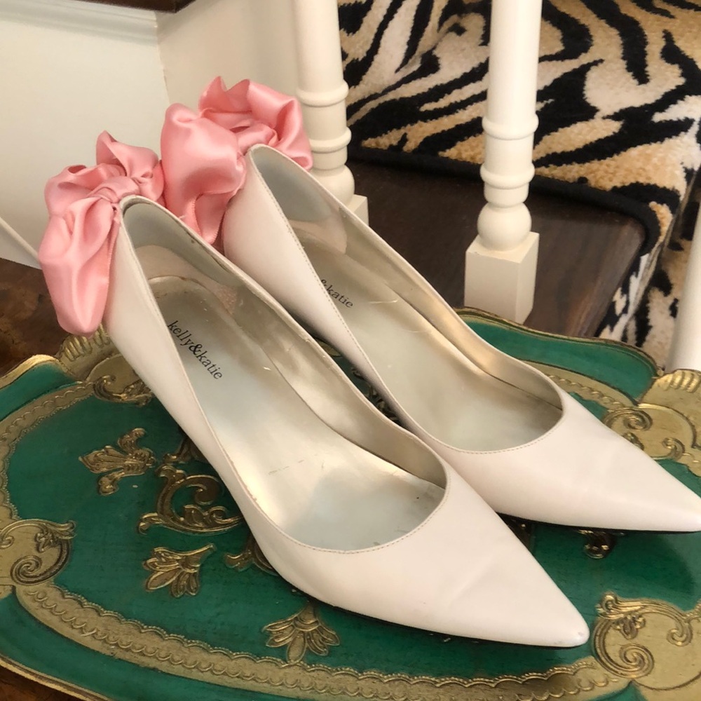 Kelly and Katie White Satin Heels with Satin Pink Bow in a size 7.5